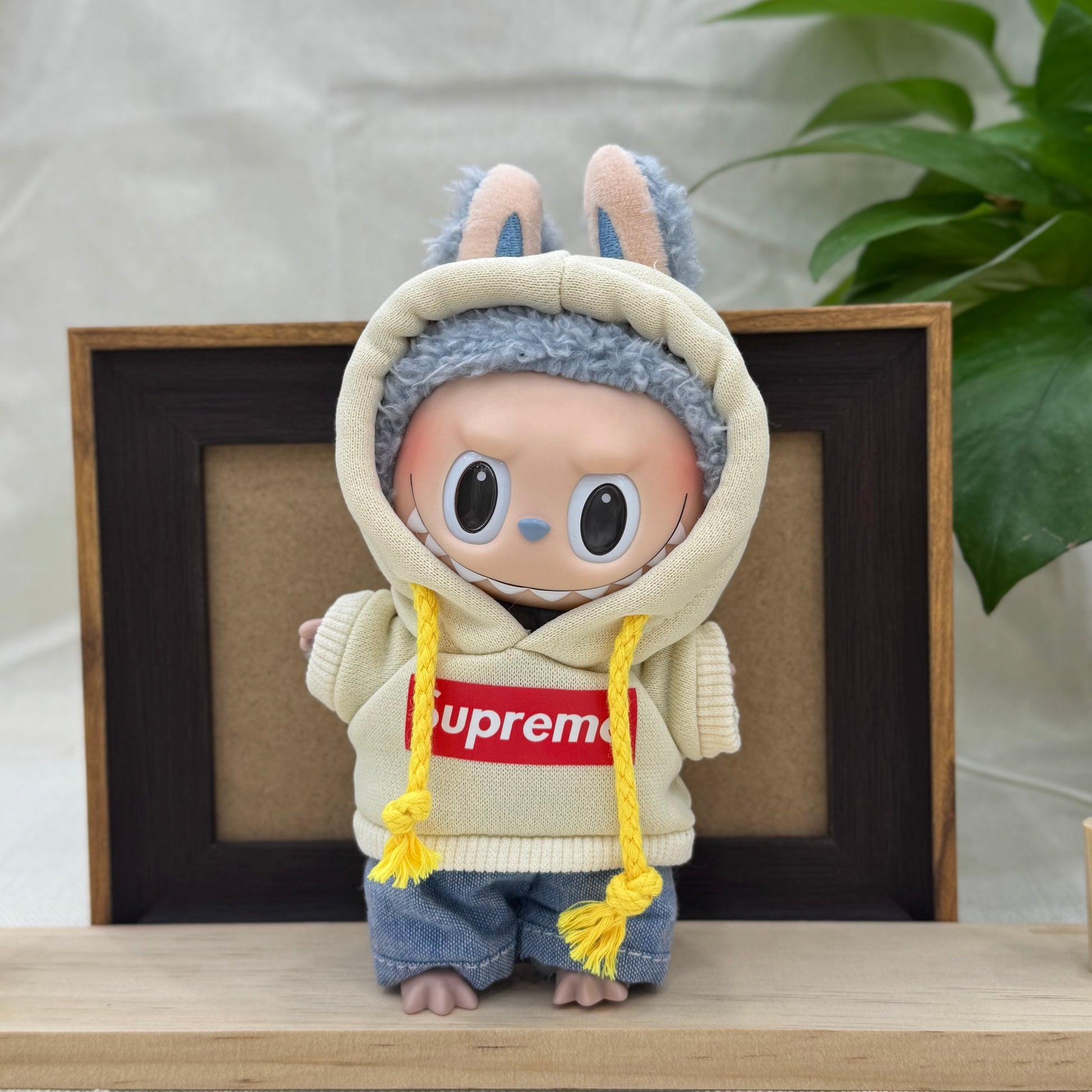 Cool hooded sweatshirt and jeans set