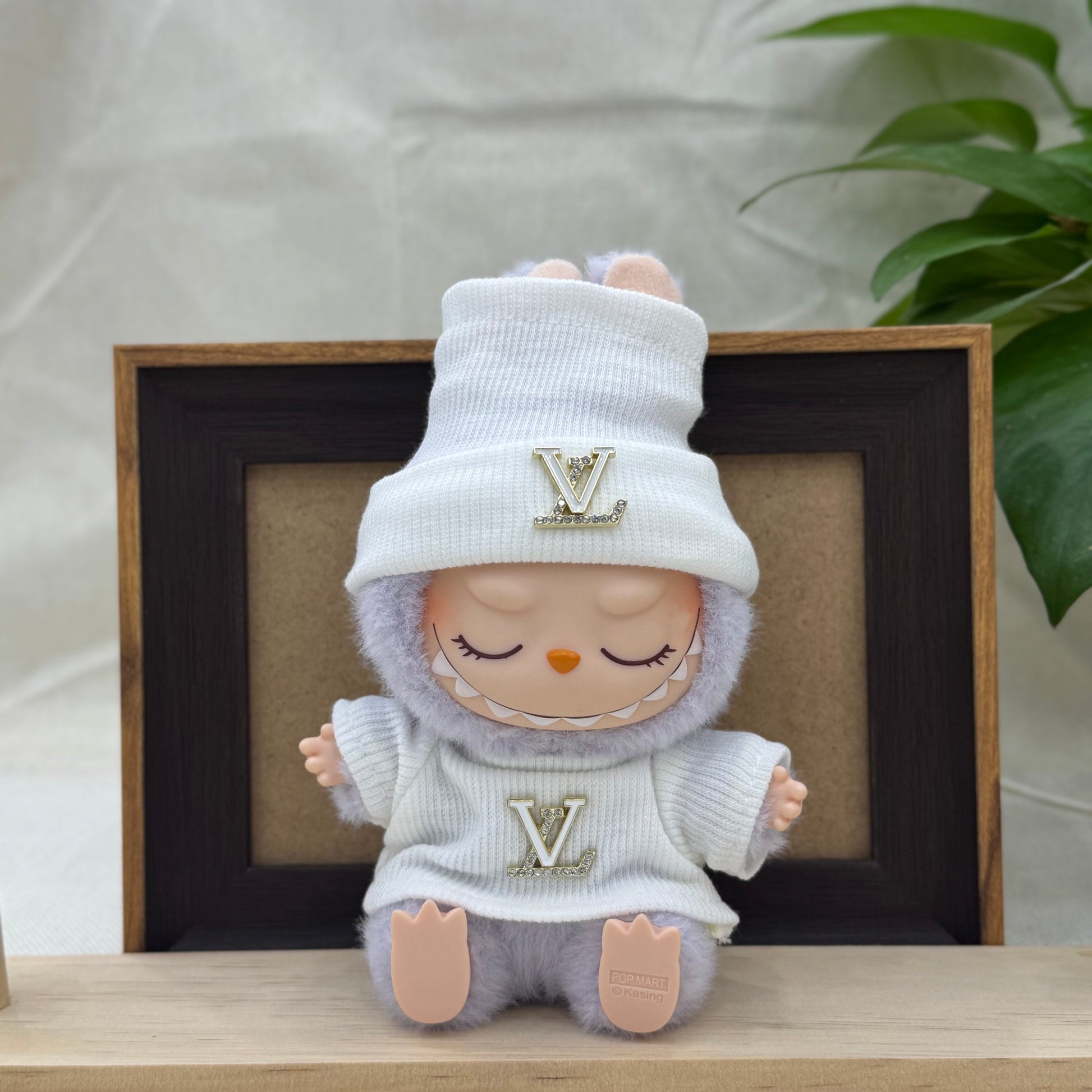 A light luxury and fashionable white knitted suit