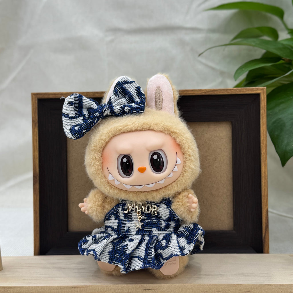 An exquisite blue and white checkered fashion accessory set
