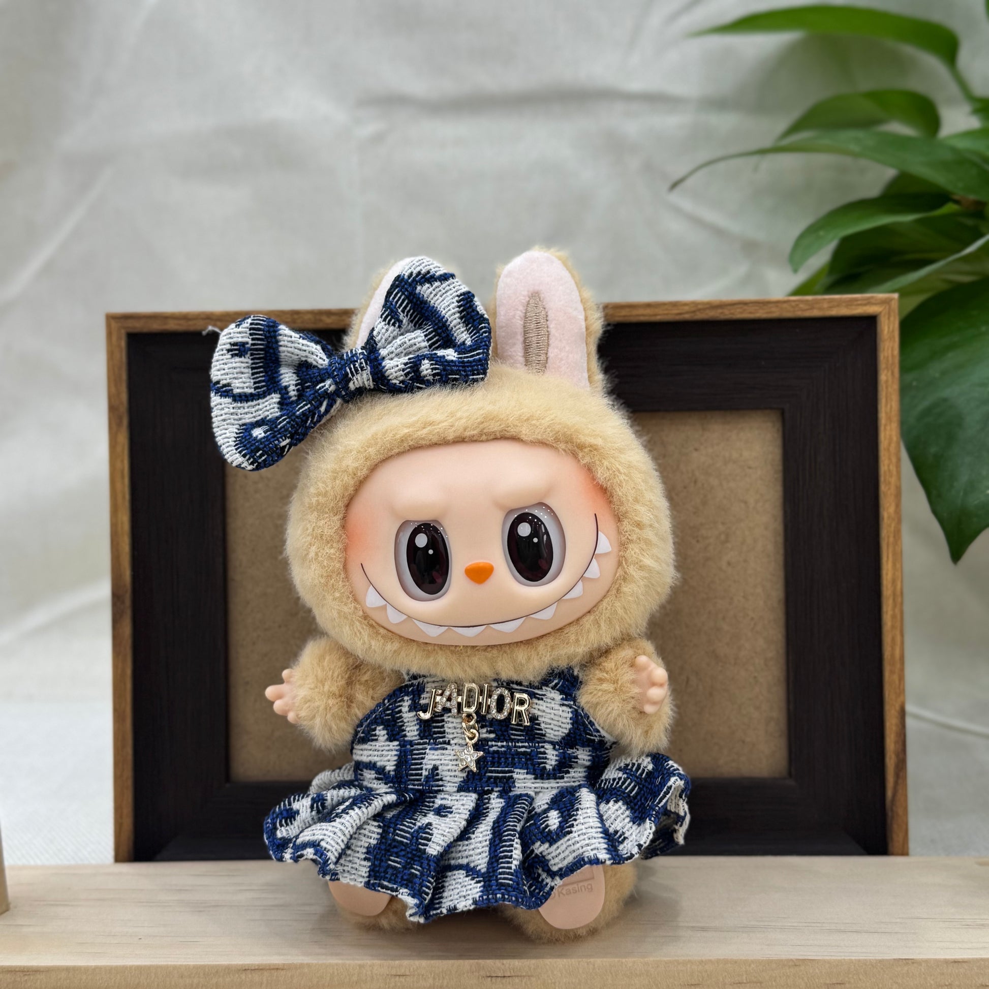 An exquisite blue and white checkered fashion accessory set