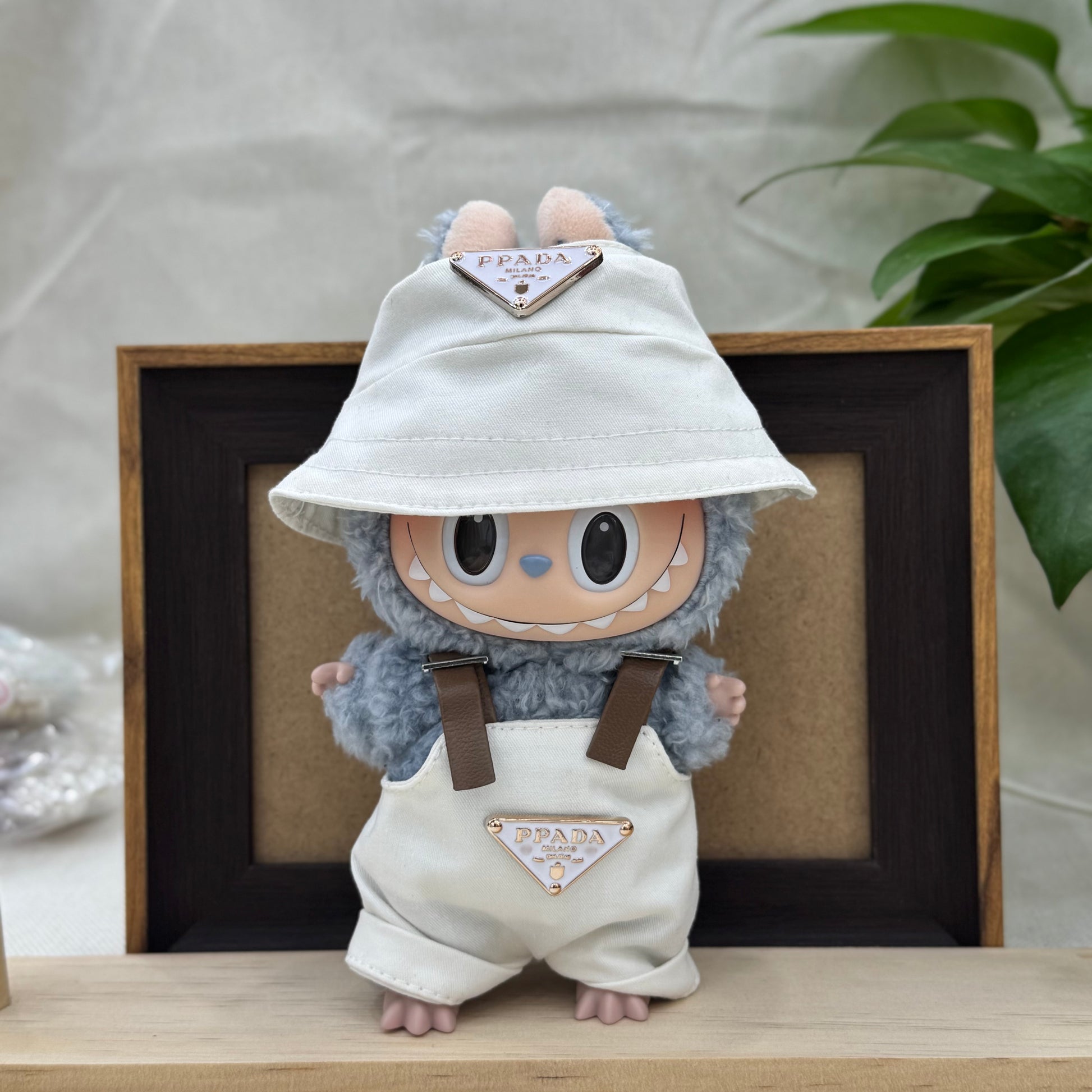 A fashionable and light luxury style overalls set