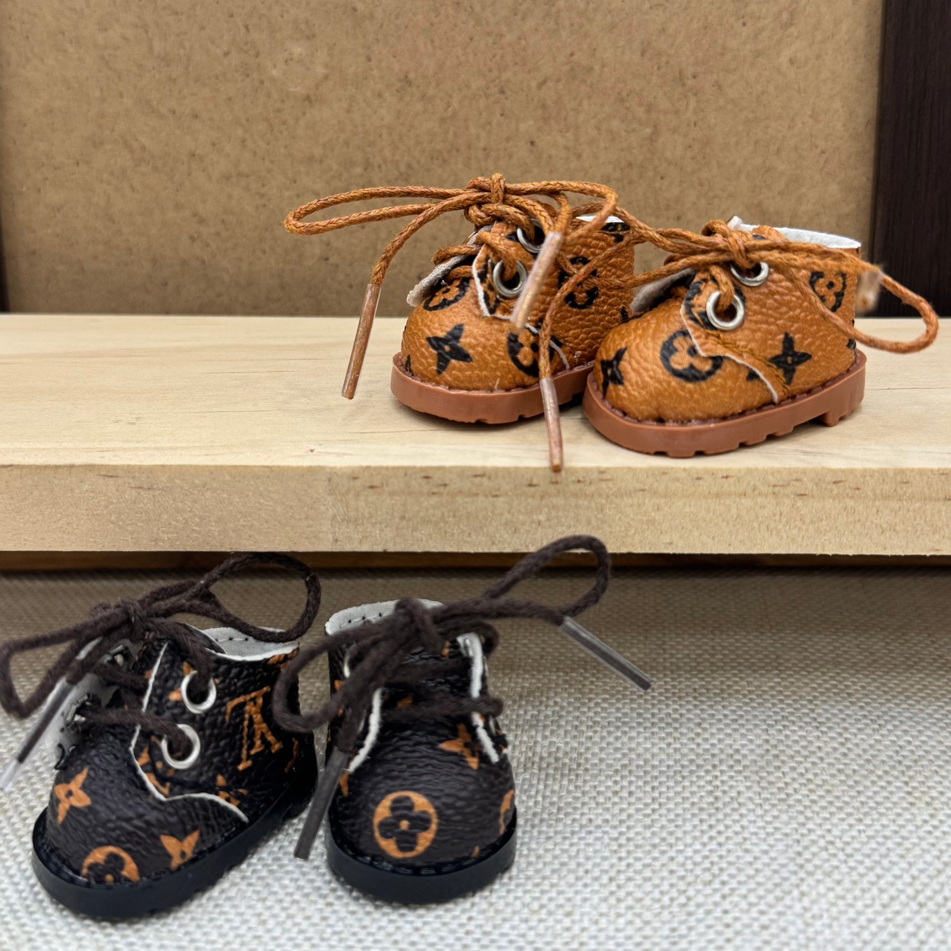 Luxurious and trendy lace-up leather shoes