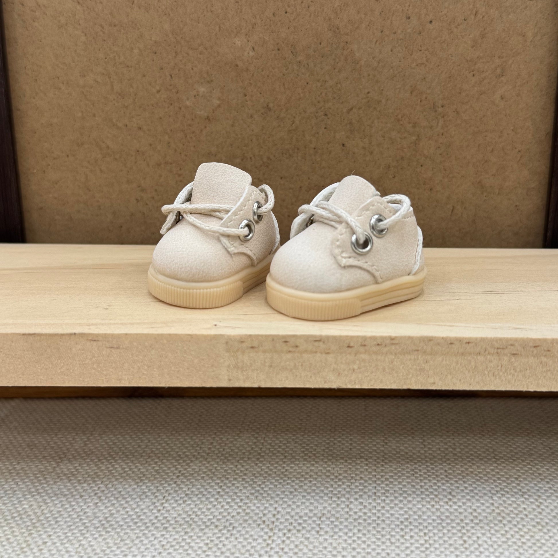 Simple and versatile beige tie casual shoes