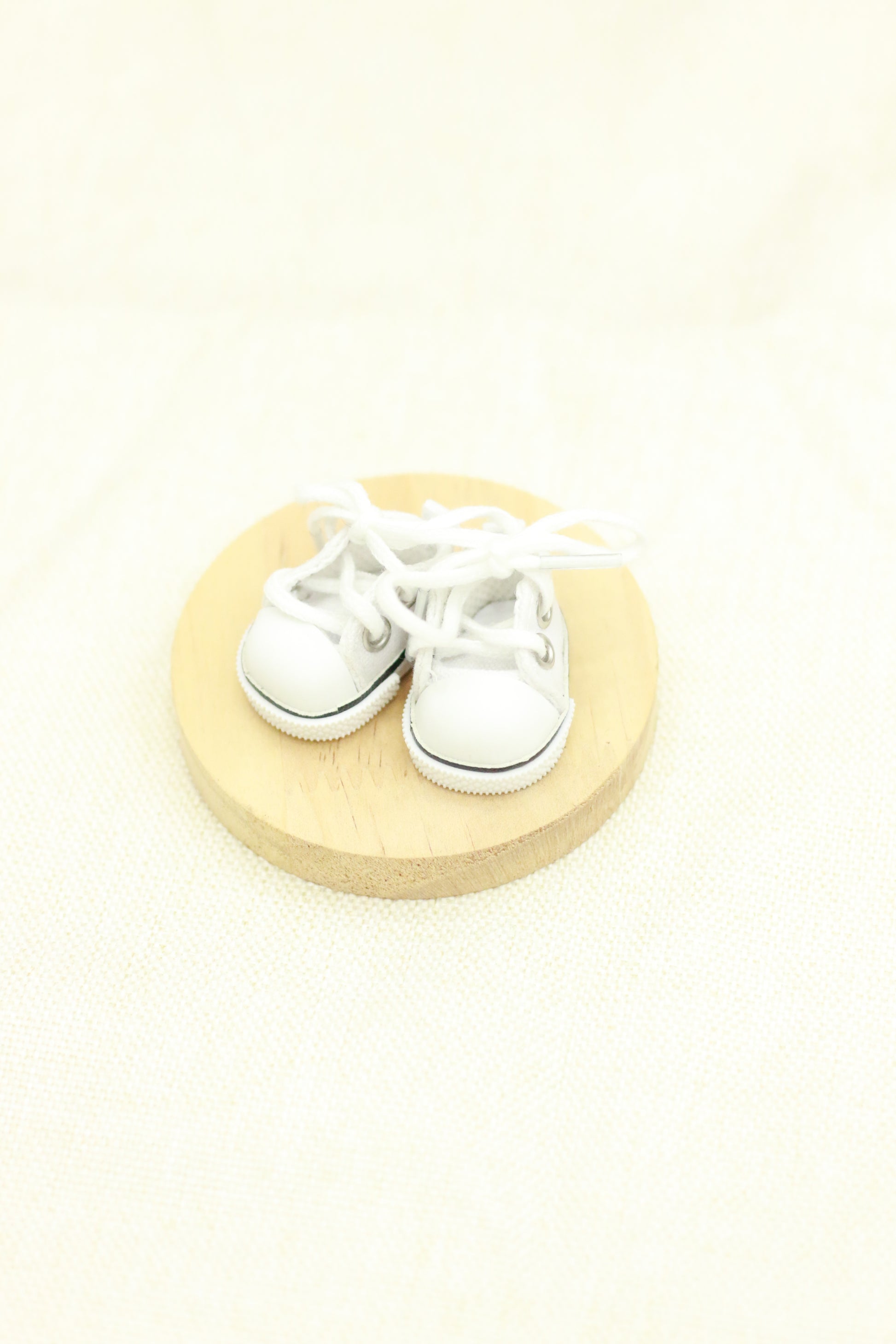 Simple, fashionable and casual lace-up canvas shoes