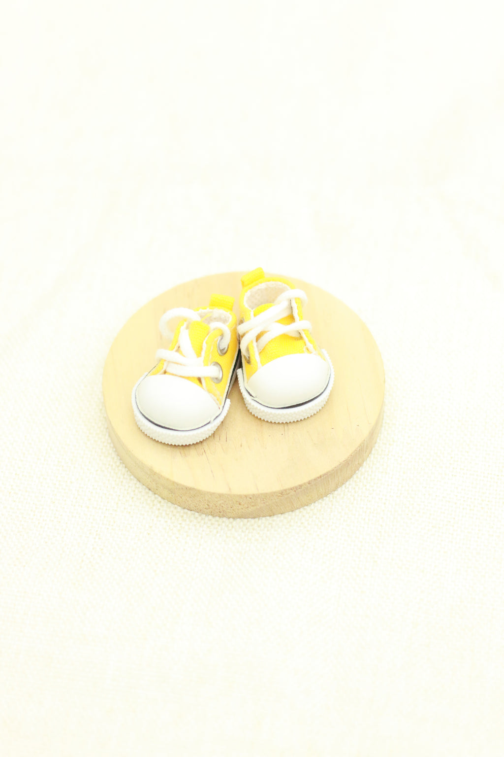 Simple, fashionable and casual lace-up canvas shoes
