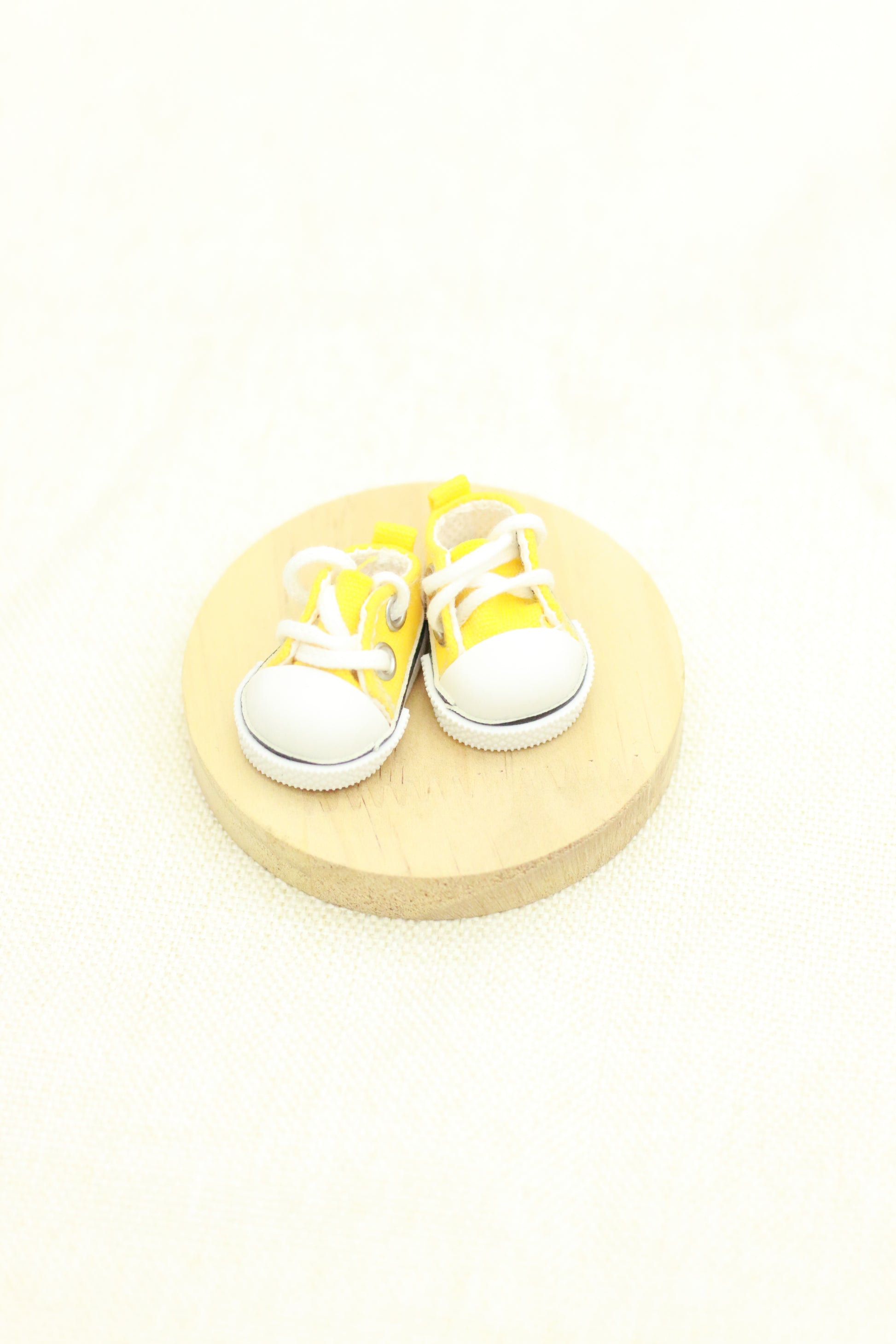 Simple, fashionable and casual lace-up canvas shoes