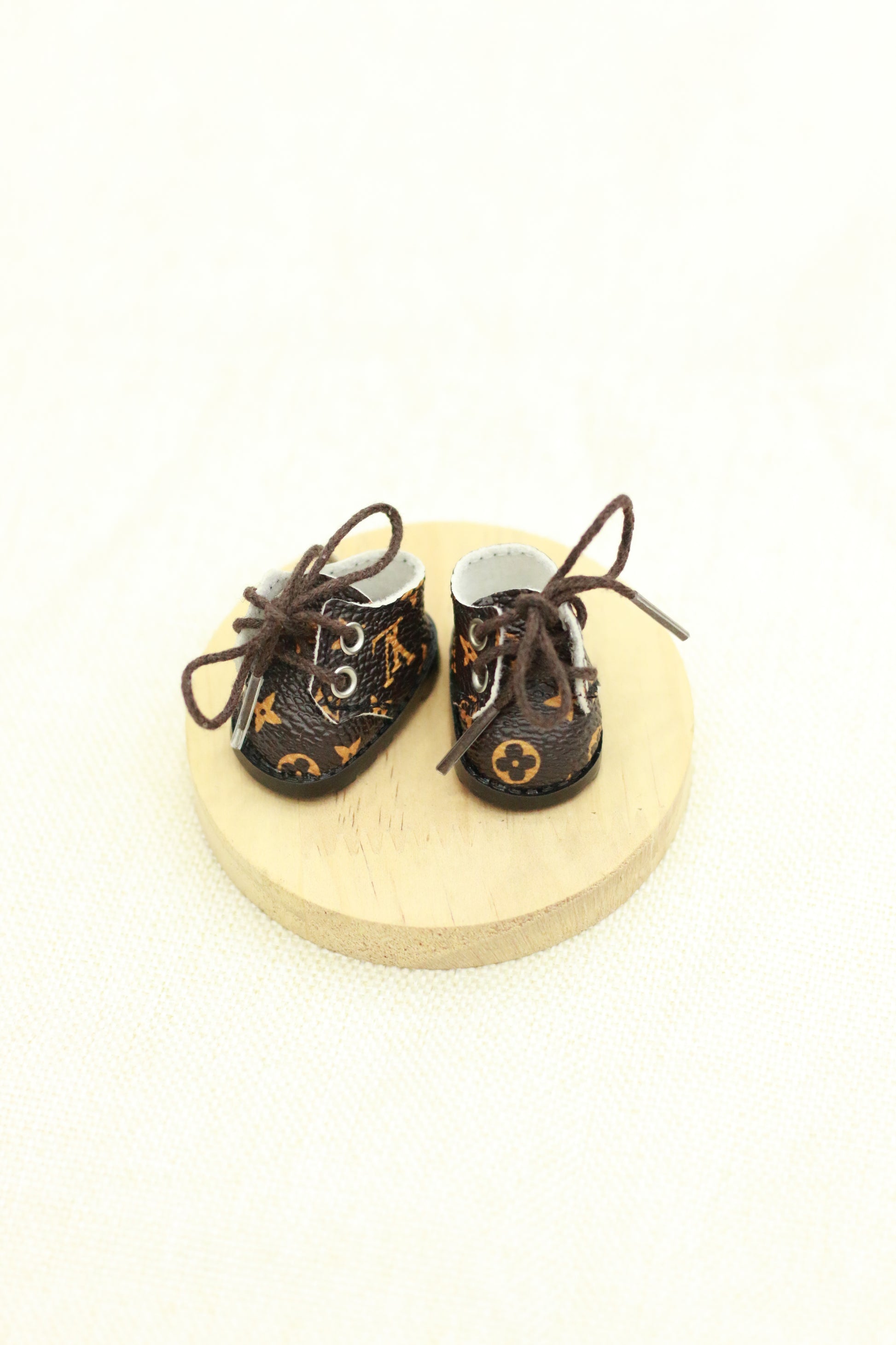 Luxurious and trendy lace-up leather shoes