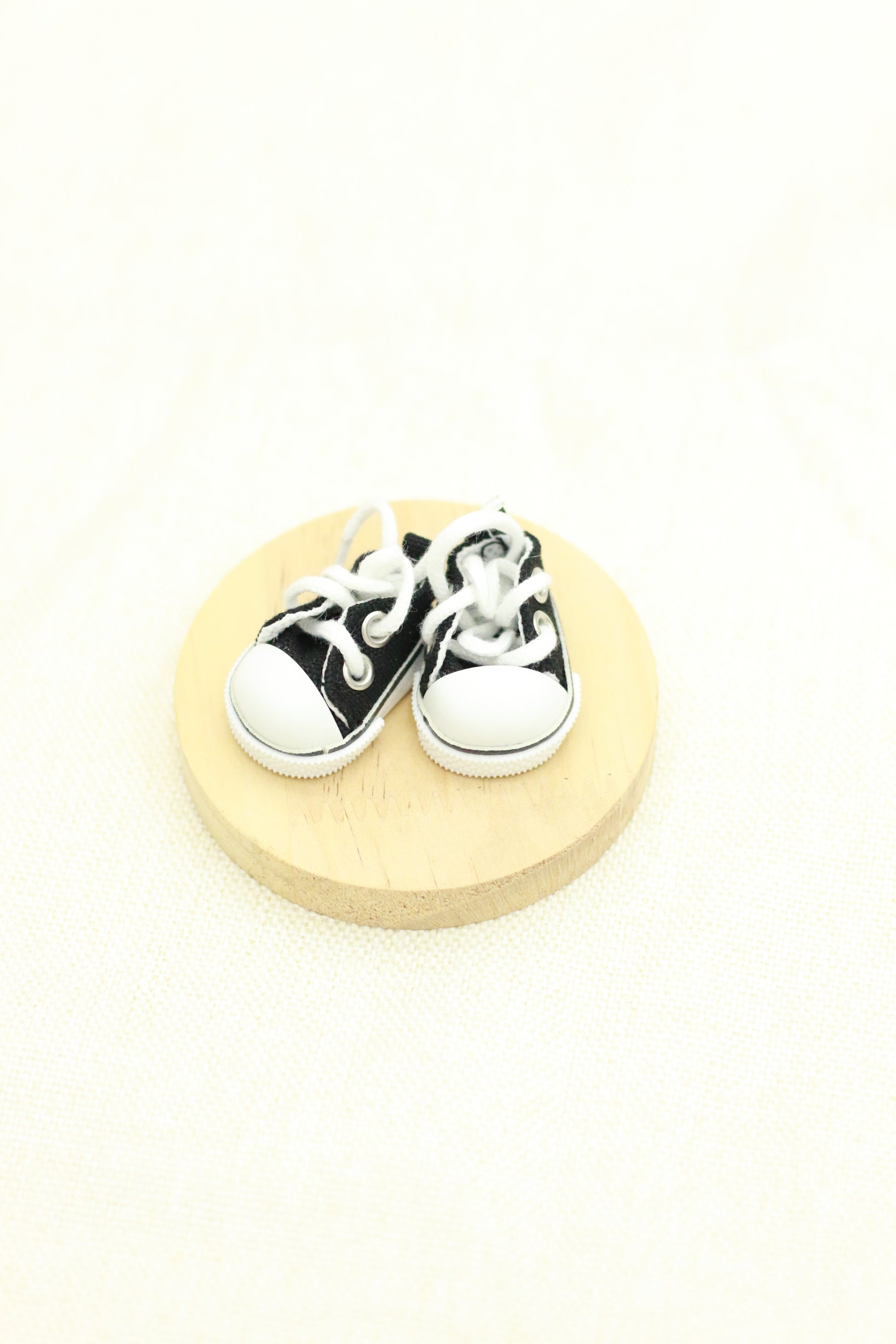 Simple, fashionable and casual lace-up canvas shoes