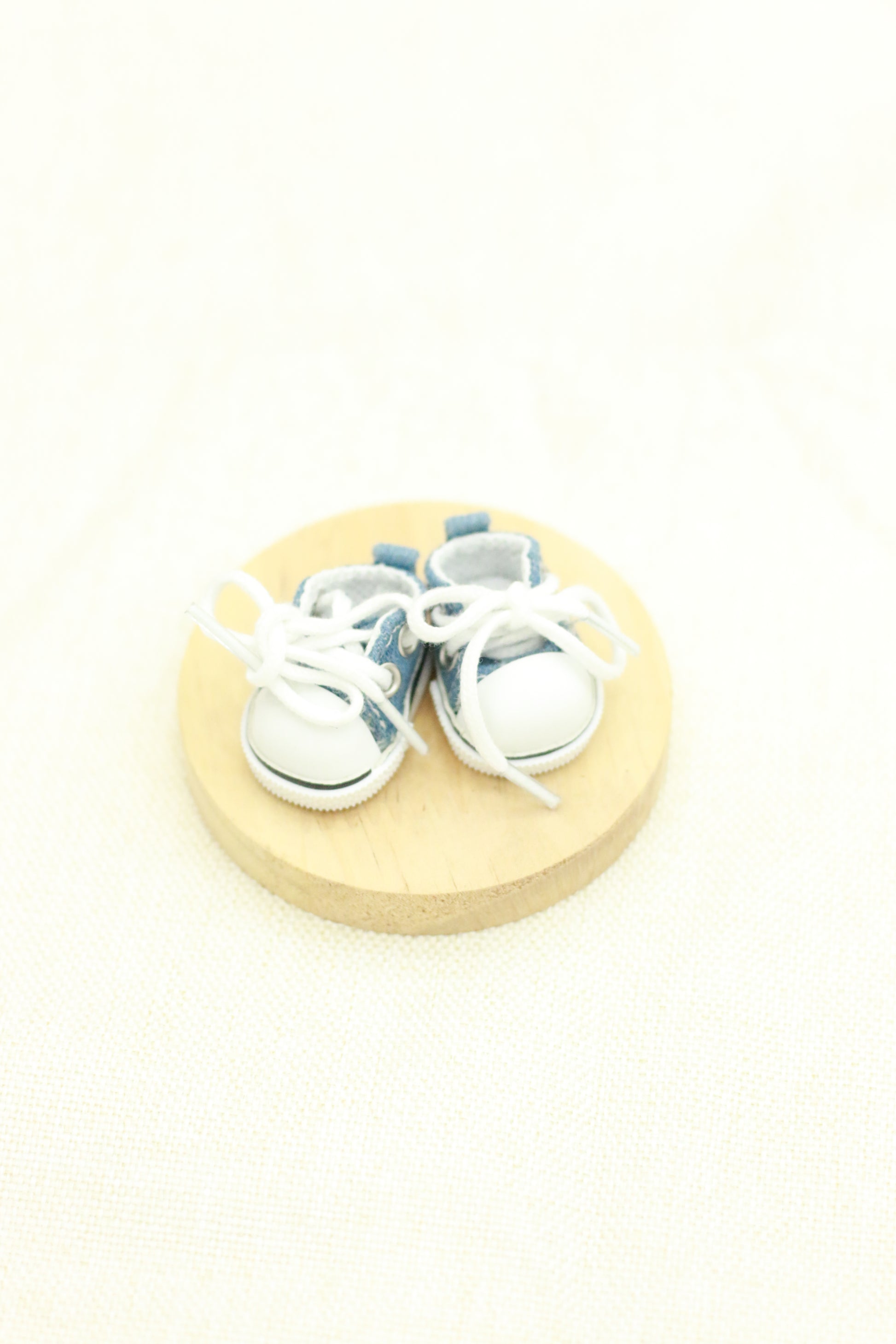 Simple, fashionable and casual lace-up canvas shoes