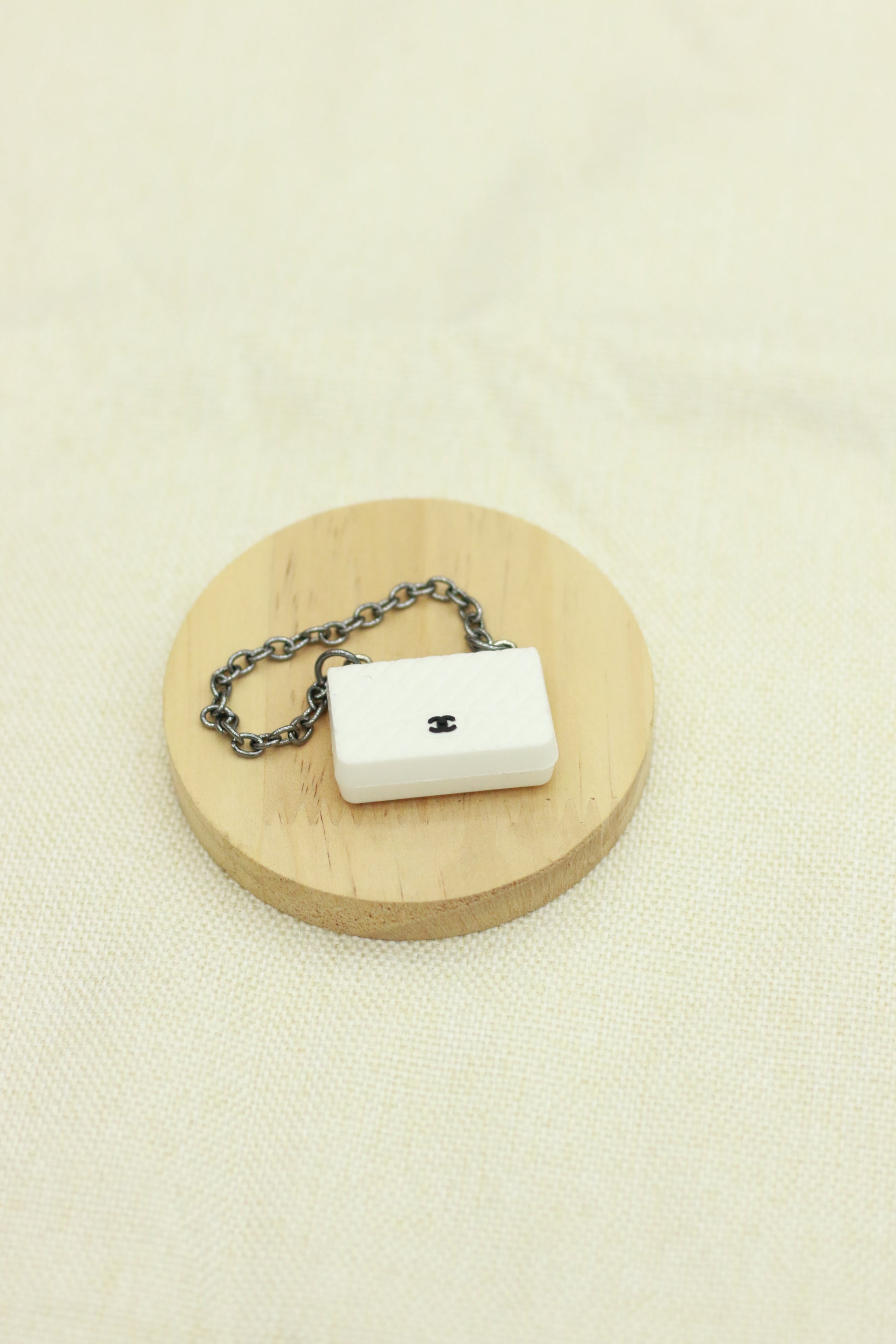Simple diamond-shaped chain crossbody bag