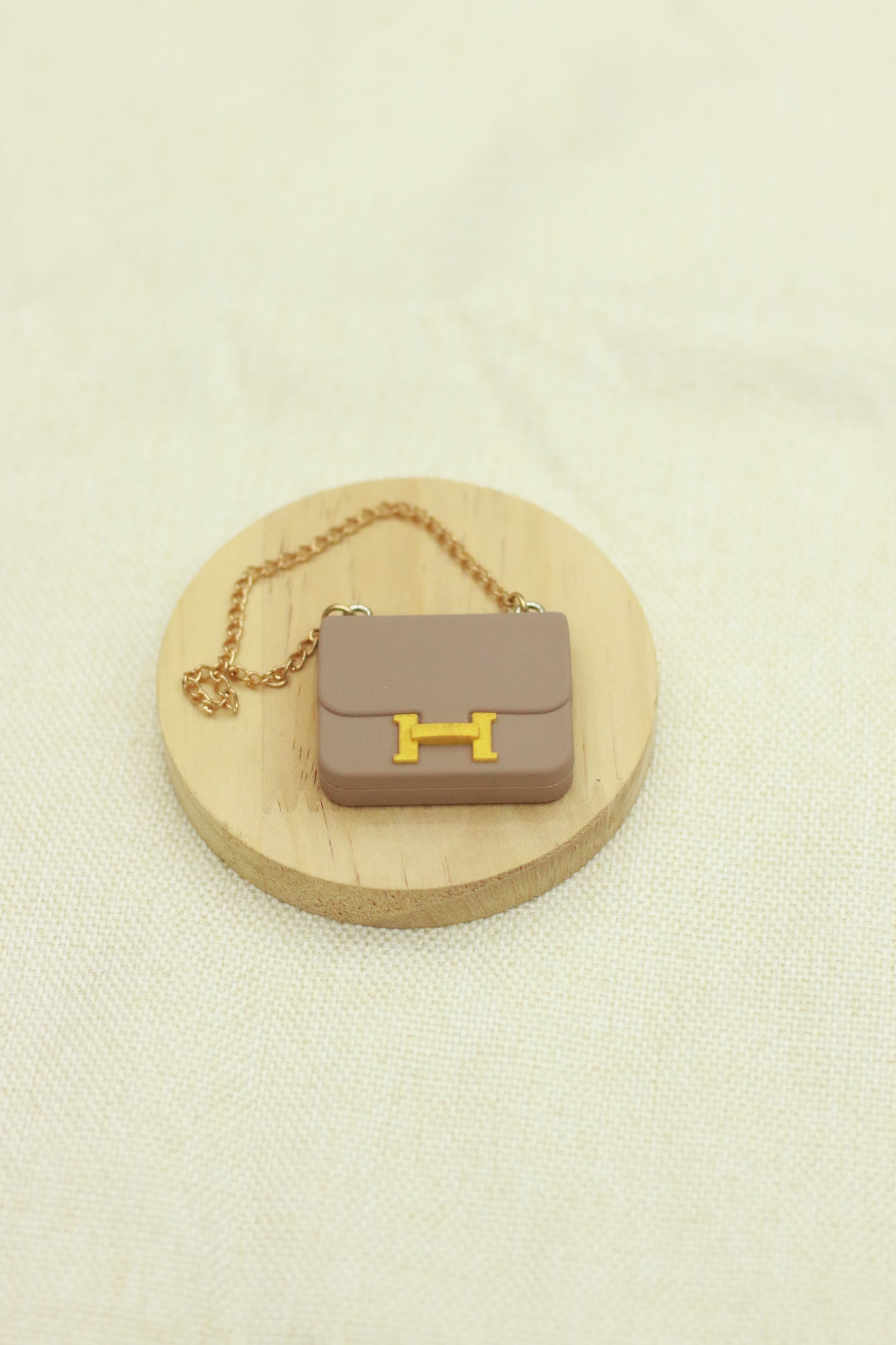 Elegant chain crossbody bag