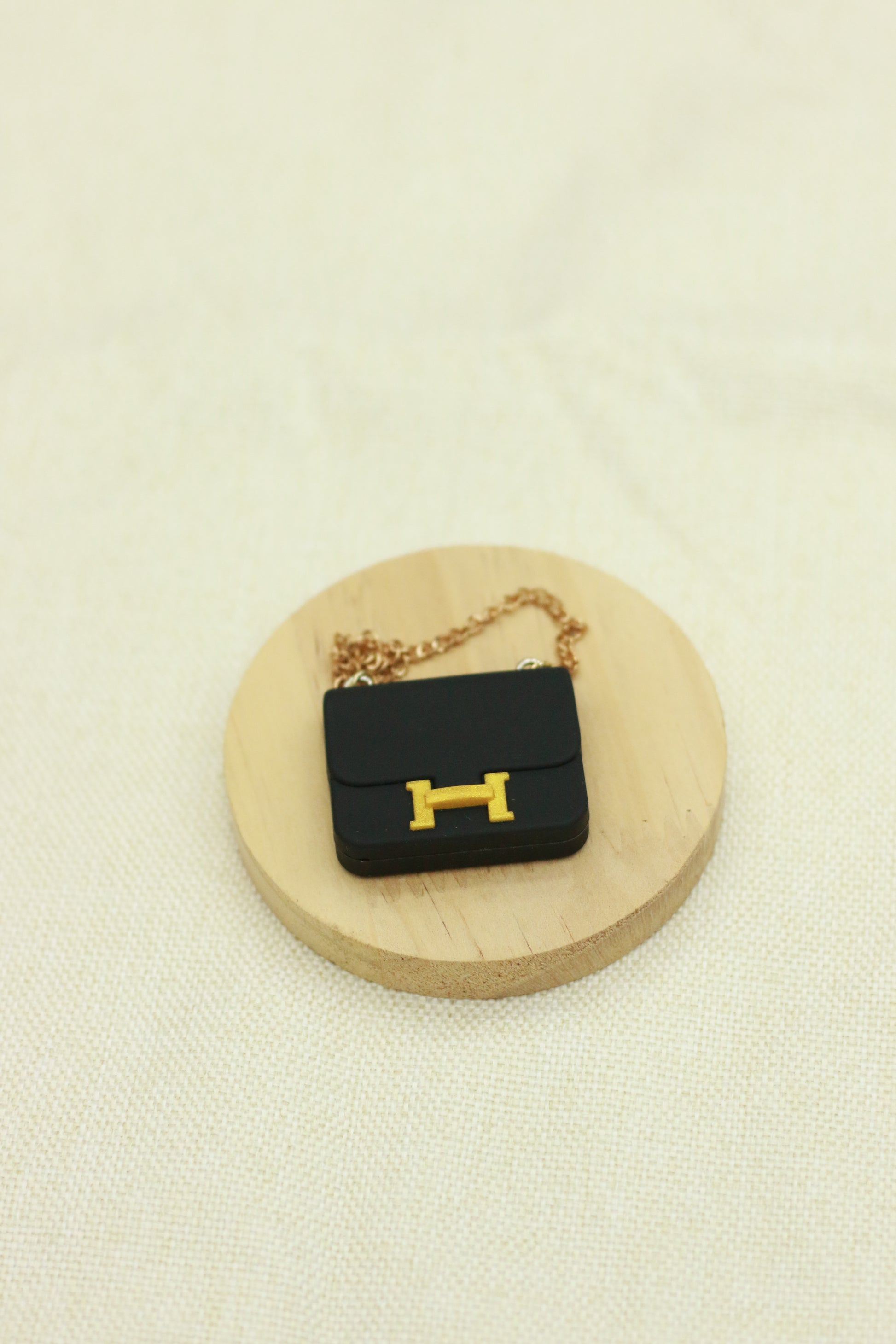 Elegant chain crossbody bag