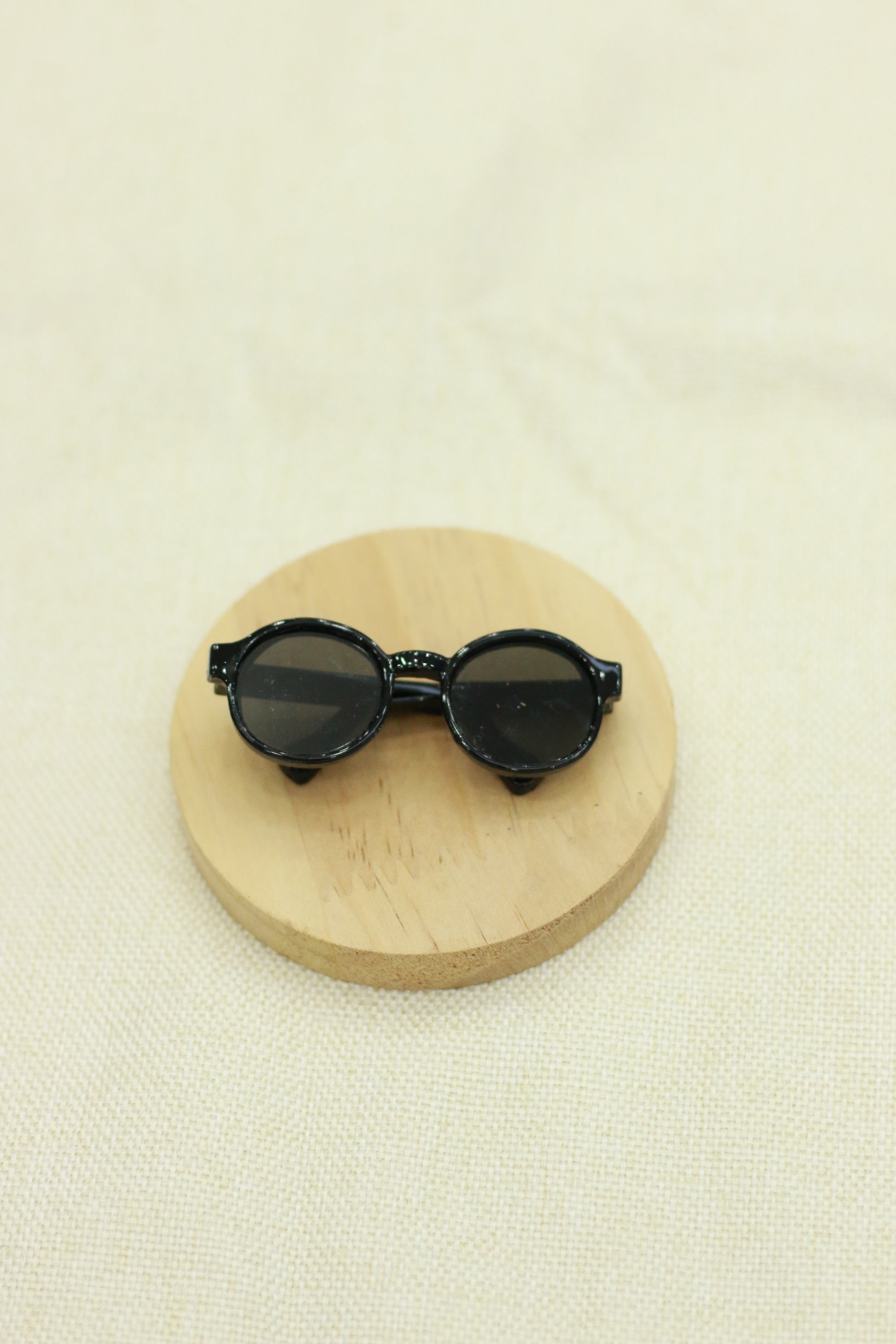 Fashionable and versatile round-framed glasses