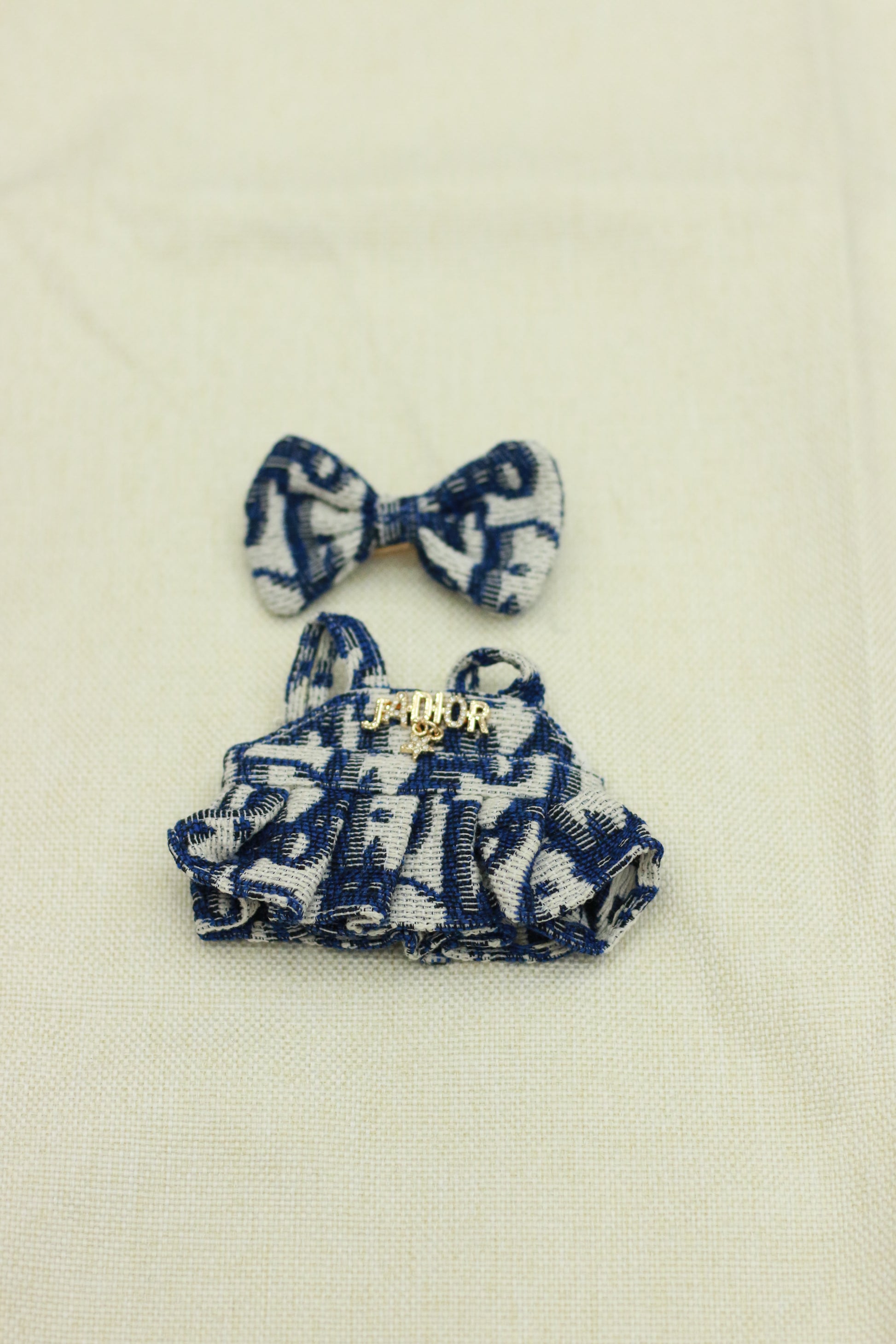 An exquisite blue and white checkered fashion accessory set