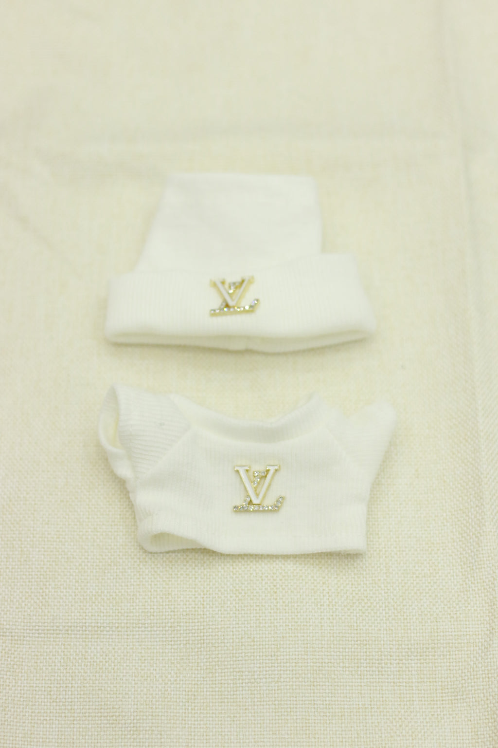 A light luxury and fashionable white knitted suit