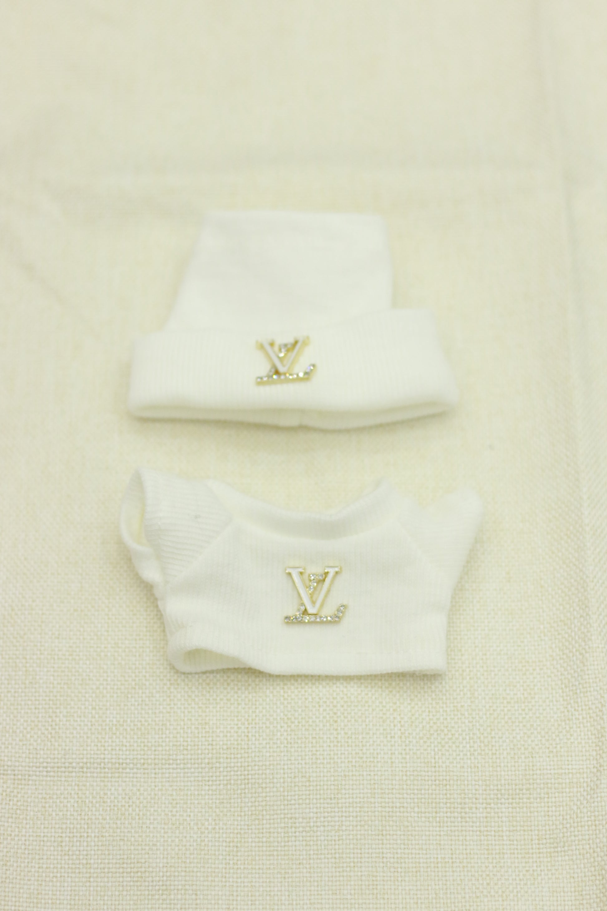 A light luxury and fashionable white knitted suit