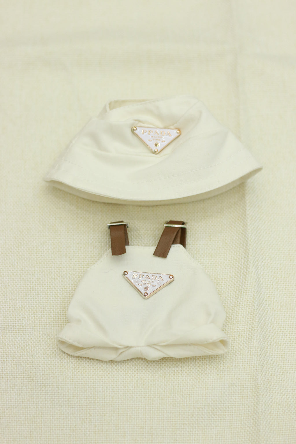 A fashionable and light luxury style overalls set